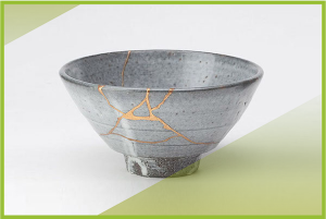 Das Vorschaubild für das Seminar Schulnarfben erforschen für Alumnis zeigt eine graue japanische Kintsugi Teeschale mit goldenen Linien auf weißem Hintergrund.