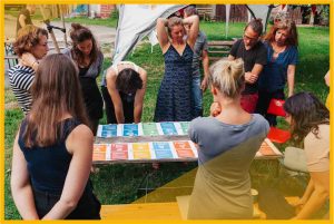 Menschen, die um zwei Tafeln mit den Bildern der Sustainable Development Goals (SDG) stehen.